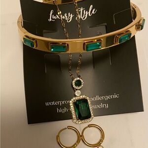 Elegant Gold and Green Necklace Set